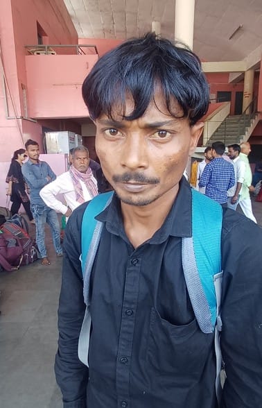 अंबाला छावनी बस अड्डे पर बसों की इंतजार करते यात्री। संवाद