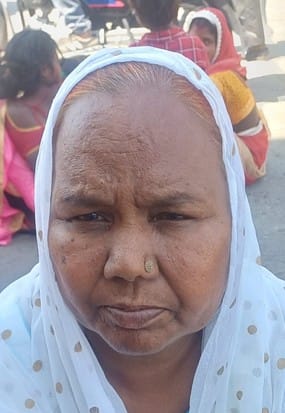 अंबाला छावनी बस अड्डे पर बसों की इंतजार करते यात्री। संवाद