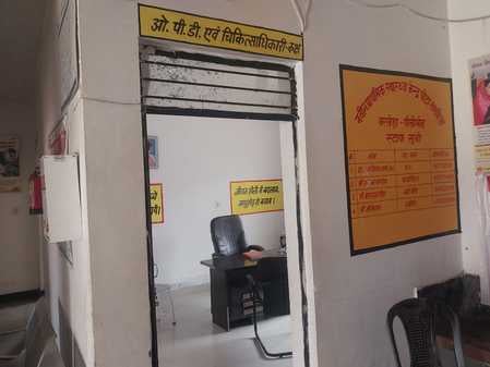 अमरिया क्षेत्र के प्राथमिक स्वास्थ्य केंद्र पर मरीज देखती डॉ. सूची गुप्ता। संवाद अमरिया क्षेत्र के प्राथमिक स्वास्थ्य केंद्र पर मरीज देखती डॉ. सूची गुप्ता। संवाद