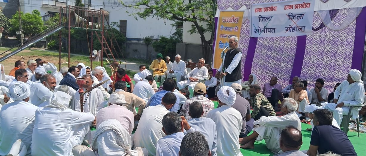 फोटो 16- सोनीपत के खरखौदा के परशुराम पार्क में पंचायत के दौरान मौजूद विधानसभा क्षेत्र के लोग। स