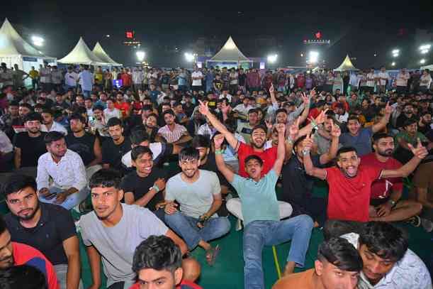 फोटो-22सीटीके49 सीआर पॉलिटेक्निक के खेल मैदान में बनाए गए फैन पार्क में क्रिकेट का मैच देखने पह