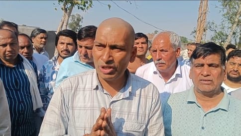 फोटो 23- सोनीपत के खरखौदा में पिता के अंतिम संस्कार के बाद उनकी बलि दिए जाने के आरोप लगाता दुका