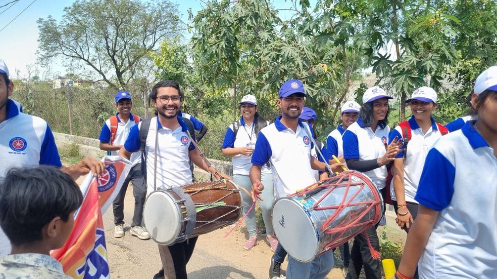 फोटो संख्या:52- ढोल के साथ  जागरूकता रैली निकालते राजकीय महाविद्यालय के स्वयंसेवक--स्रोत- महावि