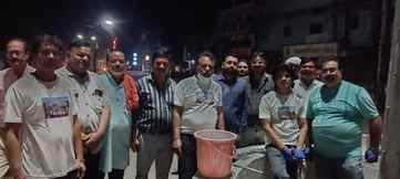 हरीश और उनकी टीम के द्वारा की जा रही सफाई