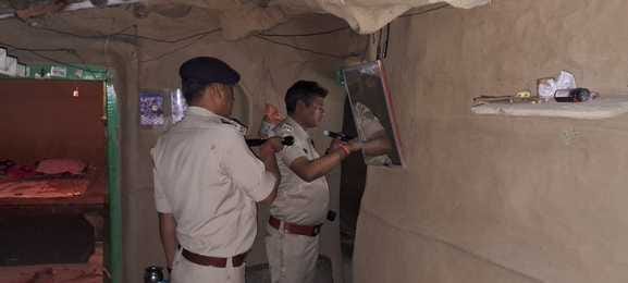 हत्या के बाद अतरी थाना की पुलिस छानबीन करते
