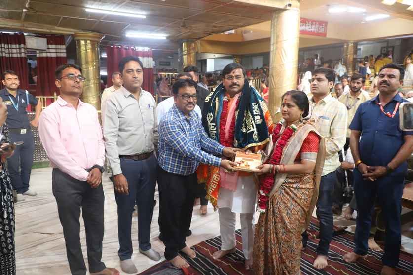 मस्तक पर त्रिपुंड और त्रिशूल लगाकर सजे बाबा महाकाल आज भस्म आरती मे दिए इस स्वरूप मे दर्शन