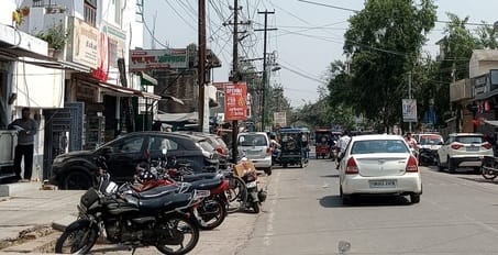 शहर की चीनी मिल मार्ग पर सड़क के दोनो ओर खड़े वाहन।संवाद शहर की चीनी मिल मार्ग पर सड़क के दोनो ओर खड़े वाहन।संवाद