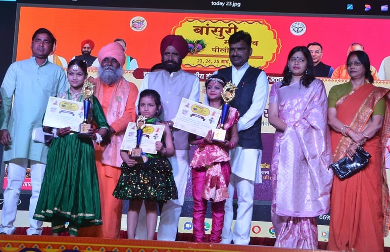 शहर के ड्रंमड राजकीय इंटर कॉलेज में आयोजित बांसुरी महोत्सव में डॉग शो का किया गया आयोजन।संवाद शहर के ड्रंमड राजकीय इंटर कॉलेज में आयोजित बांसुरी महोत्सव में डॉग शो का किया गया आयोजन।संवाद
