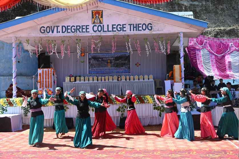 ठियोग कॉलेज में आयोजित वार्षिक पुरस्कार वितरण समारोह में होनहार छात्रों को सम्मानित करते शिक् ठियोग कॉलेज में आयोजित वार्षिक पुरस्कार वितरण समारोह में होनहार छात्रों को सम्मानित करते शिक्
