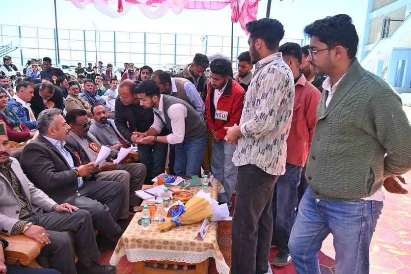 ठियोग कॉलेज में आयोजित वार्षिक पुरस्कार वितरण समारोह में होनहार छात्रों को सम्मानित करते शिक् ठियोग कॉलेज में आयोजित वार्षिक पुरस्कार वितरण समारोह में होनहार छात्रों को सम्मानित करते शिक्