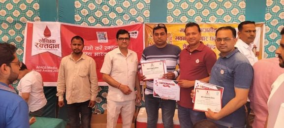 23जेएनडी11: रक्तदाताओं को बैज लगाकर सम्मानित करते हुए विधानसभा उपाध्यक्ष डॉ. कृष्ण मिड्ढा। संस् 23जेएनडी11: रक्तदाताओं को बैज लगाकर सम्मानित करते हुए विधानसभा उपाध्यक्ष डॉ. कृष्ण मिड्ढा। संस्
