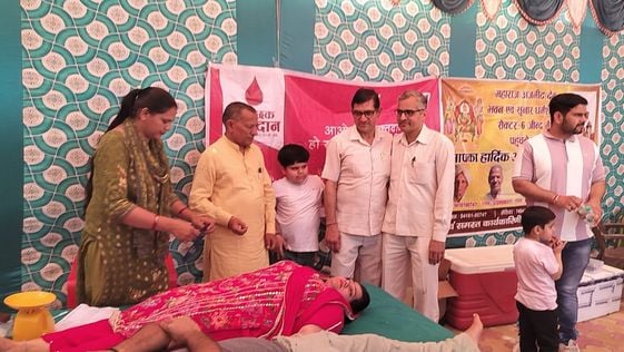 23जेएनडी11: रक्तदाताओं को बैज लगाकर सम्मानित करते हुए विधानसभा उपाध्यक्ष डॉ. कृष्ण मिड्ढा। संस् 23जेएनडी11: रक्तदाताओं को बैज लगाकर सम्मानित करते हुए विधानसभा उपाध्यक्ष डॉ. कृष्ण मिड्ढा। संस्