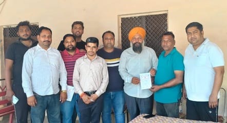 अंबाला छावनी के उपमंडल कार्यालय में स्थापित शहीद-ए-आजम भगत सिंह की प्रतिमा पर पुष्प अर्पित करते अंबाला छावनी के उपमंडल कार्यालय में स्थापित शहीद-ए-आजम भगत सिंह की प्रतिमा पर पुष्प अर्पित करते