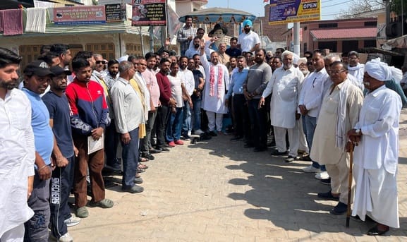 अंबाला छावनी के उपमंडल कार्यालय में स्थापित शहीद-ए-आजम भगत सिंह की प्रतिमा पर पुष्प अर्पित करते अंबाला छावनी के उपमंडल कार्यालय में स्थापित शहीद-ए-आजम भगत सिंह की प्रतिमा पर पुष्प अर्पित करते