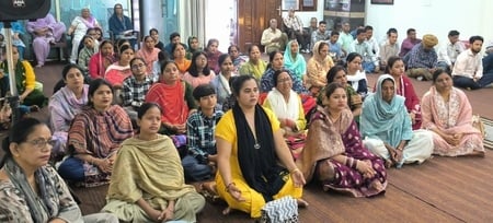 अंबाला सिटी के दिव्य जागृति संस्थान में प्रवचन करती साध्वियां। प्रवक्ता अंबाला सिटी के दिव्य जागृति संस्थान में प्रवचन करती साध्वियां। प्रवक्ता