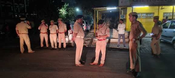 भावनवुर थाना के गांव गोकलपुर में युवक की गोली मारकर हत्या के बाद मौके पर पुलिस अधिकारी भावनवुर थाना के गांव गोकलपुर में युवक की गोली मारकर हत्या के बाद मौके पर पुलिस अधिकारी