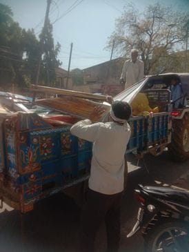 फोटो संख्या:82- अतिक्रमण हटाओ अभियान के तहत शंकर  मार्केट में फ्लैक्स बोर्ड को उठाकर लेकर जाता