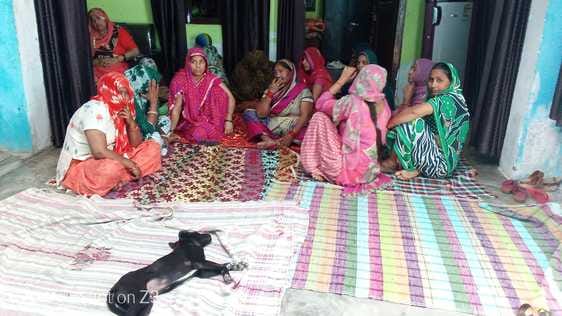 गांव सांगाठेड़ा में बच्चों का अंतिम संस्कार करते परिजन और ग्रामीण। संवाद गांव सांगाठेड़ा में बच्चों का अंतिम संस्कार करते परिजन और ग्रामीण। संवाद