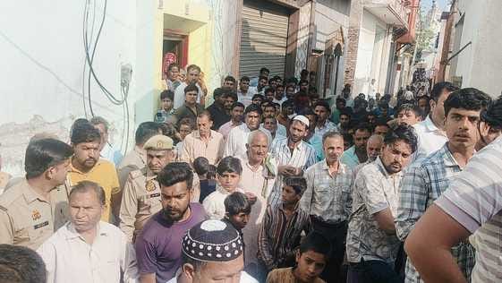 गांव सांगाठेड़ा में बच्चों का अंतिम संस्कार करते परिजन और ग्रामीण। संवाद गांव सांगाठेड़ा में बच्चों का अंतिम संस्कार करते परिजन और ग्रामीण। संवाद