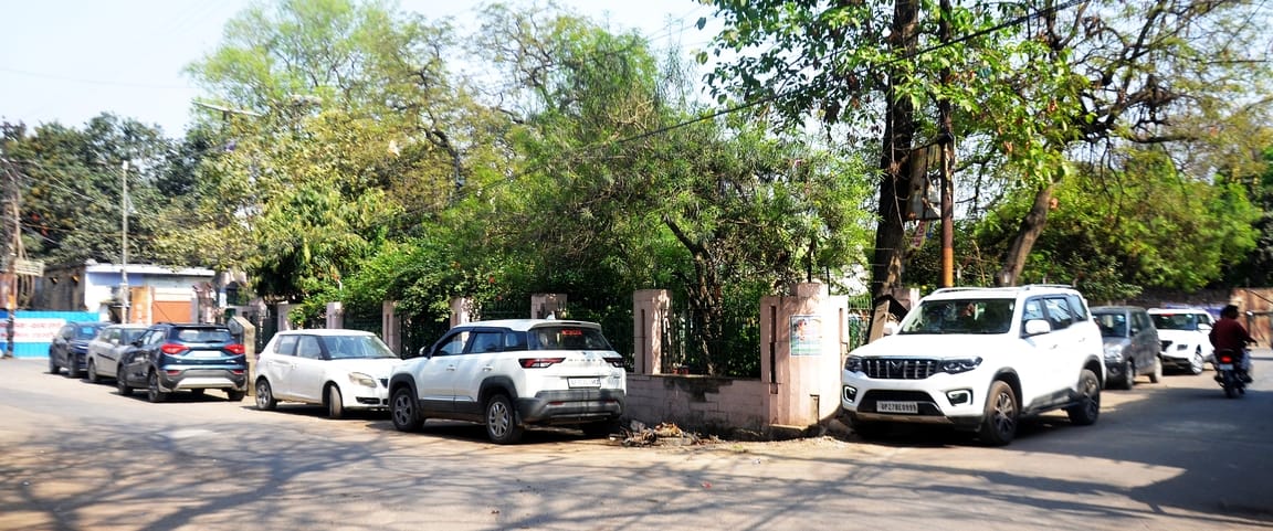 गोविंदगंज स्थित पार्किंग में खड़े चार पहिया वाहन। संवाद गोविंदगंज स्थित पार्किंग में खड़े चार पहिया वाहन। संवाद