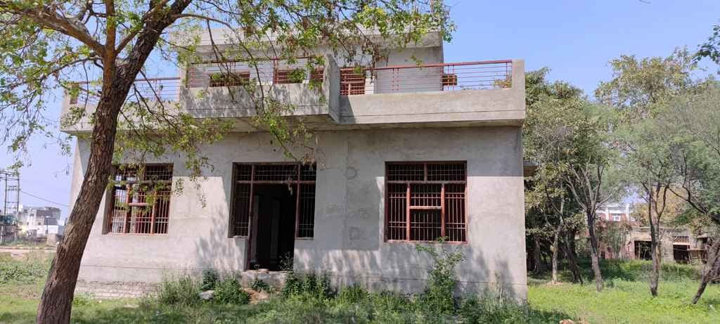 कोर्ट परिसर के पास बन रहे वन स्टॉप सेंटर का अधूरा निर्माण। संवाद