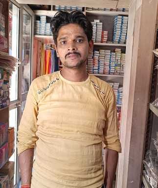 सहसवान सीएचसी में एक्सरे करते टेक्निशियन। स्रोत स्वास्थ्य विभाग