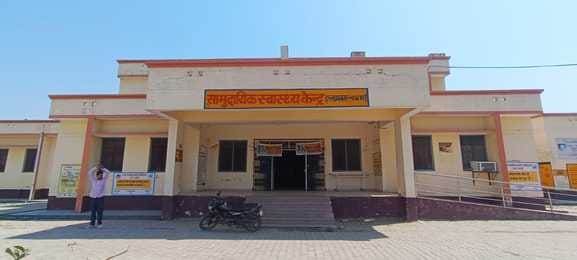 सहसवान सीएचसी में एक्सरे करते टेक्निशियन। स्रोत स्वास्थ्य विभाग
