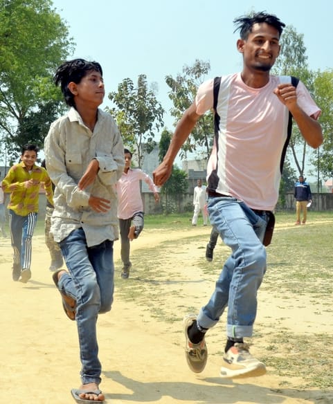 शामली के उधम सिंह स्टेडियम में आयोजित खेल कूद प्रतियोगिता में दौड़ लगाती   दिव्यांग  महिला खिल