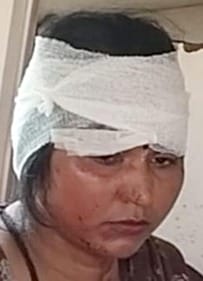 उझानी में किन्नरों में मारपीट के बाद दोनों पक्ष से जानकारी करते प्रभारी निरीक्षक। संवाद उझानी में किन्नरों में मारपीट के बाद दोनों पक्ष से जानकारी करते प्रभारी निरीक्षक। संवाद