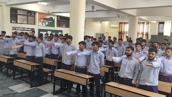 24जेएनडी18: राजकीय आईटीआई में विद्यार्थियों को नशे के खिलाफ जागरूक करते हुए नशा मुक्ति टीम क 24जेएनडी18: राजकीय आईटीआई में विद्यार्थियों को नशे के खिलाफ जागरूक करते हुए नशा मुक्ति टीम क