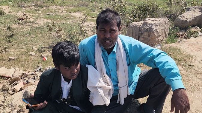 24जेएनडी32-हादसे बाद घटनास्थल पर खड़ी बस और ट्रैक्टर ट्राली। संवाद