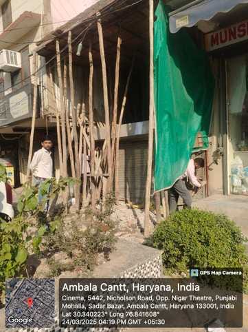 अंबाला छावनी के निकलसन रोड पर निर्माणाधीन इमारत पर नोटिस चस्पाते नप कर्मचारी। संवाद