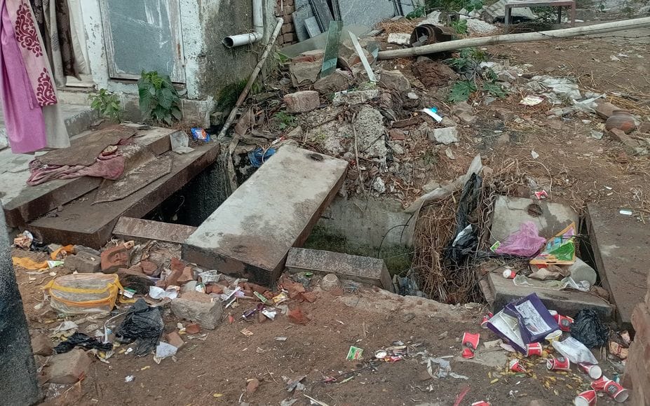 फोटो संख्या:-52 बुचौली रोड पर कूड़े से अटा पड़ा नाला---संवाद फोटो संख्या:-52 बुचौली रोड पर कूड़े से अटा पड़ा नाला---संवाद