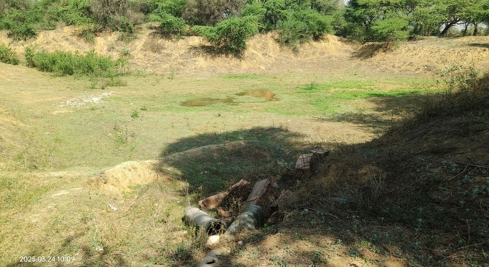 फोटो संख्या:-60 पानी के अभाव में सूखी पड़ी गांव माजरा स्थिति दौहान नदी---संवाद