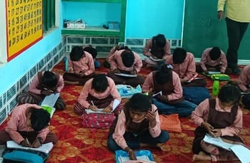 ग्राम भैसाहा गवालपुर प्राथमिक विद्यालय में खुले में जमीन पर बैठकर परीक्षा देते बच्चे।संवाद ग्राम भैसाहा गवालपुर प्राथमिक विद्यालय में खुले में जमीन पर बैठकर परीक्षा देते बच्चे।संवाद