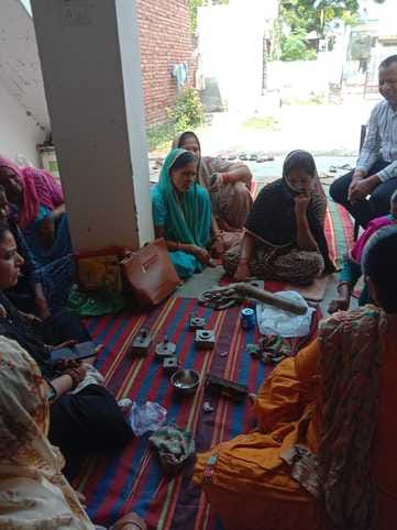 गांव सिम्बला में खुशी महिला स्वयं सहायता समूह की ममता दत्ता आचार पैक करते हुए।ं
