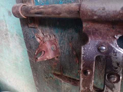झूंसी के हबीबपुर गांव में किराने की इसी दुकान में लोहे की दरवाजे की कुंडी काटकर भीतर दाखिल हुए 
