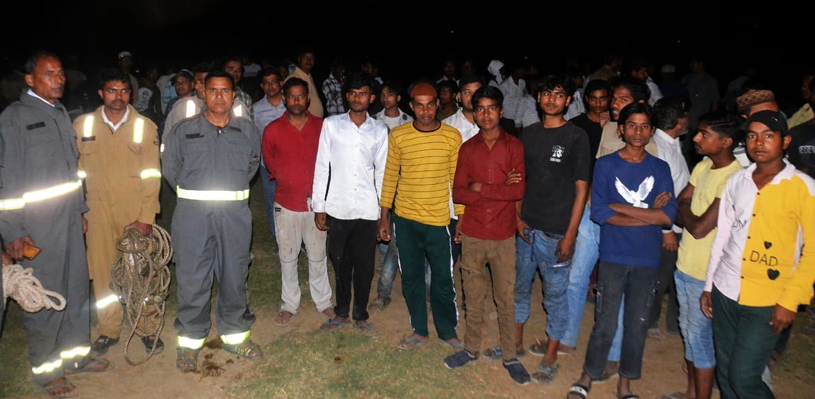 ककरा काकर कुंड घटनास्थल पर पहुंचे एसपी राजेश द्विवेदी व अन्य अधिकारी। संवाद ककरा काकर कुंड घटनास्थल पर पहुंचे एसपी राजेश द्विवेदी व अन्य अधिकारी। संवाद