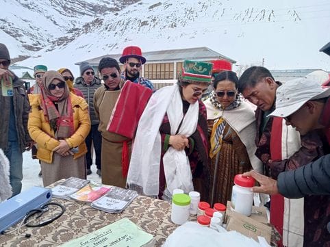 काज़ा उपमंडल के अंतर्गत लोसर पंचायत में  स्नो फेस्टिवल में स्कूल के बच्चे पोस्टरों के माध्यम से