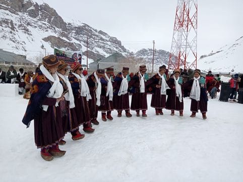 काज़ा उपमंडल के अंतर्गत लोसर पंचायत में  स्नो फेस्टिवल में स्कूल के बच्चे पोस्टरों के माध्यम से