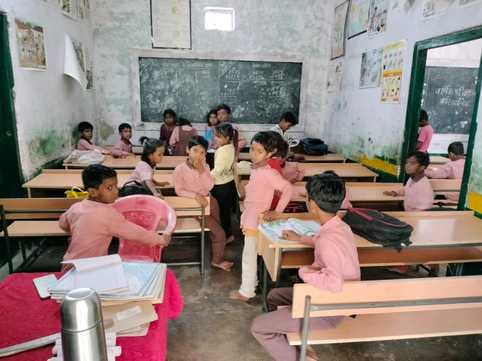 मोहल्ला अंटा स्थित प्राथमिक विद्यालय में परीक्षा देते छात्र छात्राएं। संवाद