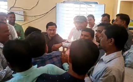 मनरेगा कार्यालय पर कम्प्यूटर ऑपरेटर और रोजगार सेवकों में होती झड़प।संवाद मनरेगा कार्यालय पर कम्प्यूटर ऑपरेटर और रोजगार सेवकों में होती झड़प।संवाद