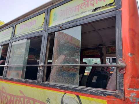 शाहजहांपुर में रोडवेज बस अड्डे परखड़ी बस के स्टेयरिंग के नीचे तारों का जाल। संवाद