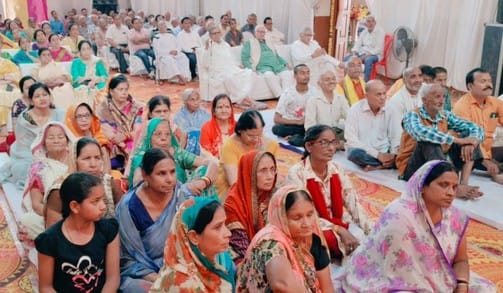 श्रीमदभागवत कथा सुनाते आचार्य डॉ. दामोदर दीक्षित। स्रोत: आयोजक