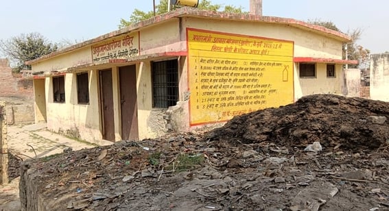 ऊनकलां के आयुष्मान आरोग्य मंदिर परिसर में टूटा हैंप पंप। संवाद ऊनकलां के आयुष्मान आरोग्य मंदिर परिसर में टूटा हैंप पंप। संवाद