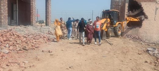 25जेएनडी10: बस अड्डे की साइड में अवैध निर्माण को गिराते हुए जेसीबी।  संवाद