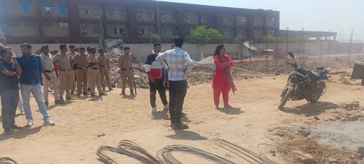 25जेएनडी10: बस अड्डे की साइड में अवैध निर्माण को गिराते हुए जेसीबी।  संवाद