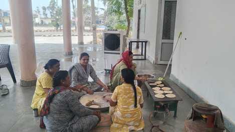 अंबाला शहर स्थित खंड विकास एवं पंचायती अधिकारी कार्यालय परिसर में कैंटीन चला रही हिम्मत ग्रुप