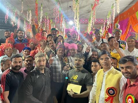 अब्दुलापुर मेले के दौरान दावपेंच लगाते पहलवान। स्रोत : मेला कमेटी अब्दुलापुर मेले के दौरान दावपेंच लगाते पहलवान। स्रोत : मेला कमेटी