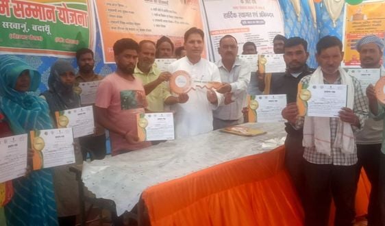 बदायूं क्लब में आयोजित कार्यक्रम में लाभाथियों को आयुष्मान कार्ड वितरित करते मुख्य अतिथि सत्य